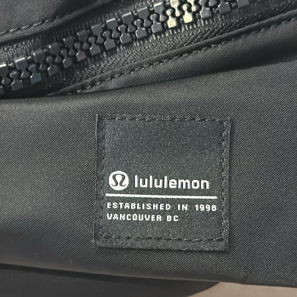 NWT Lululemon All Day Essentials Belt Bag in black - Picture 4 of 9